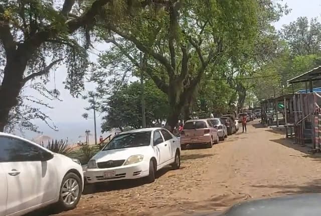 Denuncian cobros abusivos de cuidacoches en San Bernardino