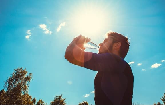 Medidas contra el calor intenso: hidratarse, evitar el sol y usar bloqueador
