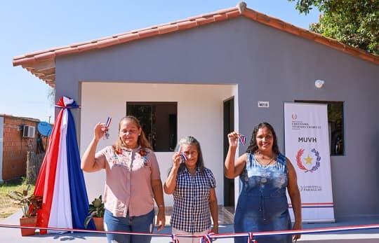 Gobierno entrega 61 viviendas en Central y anuncia más proyectos