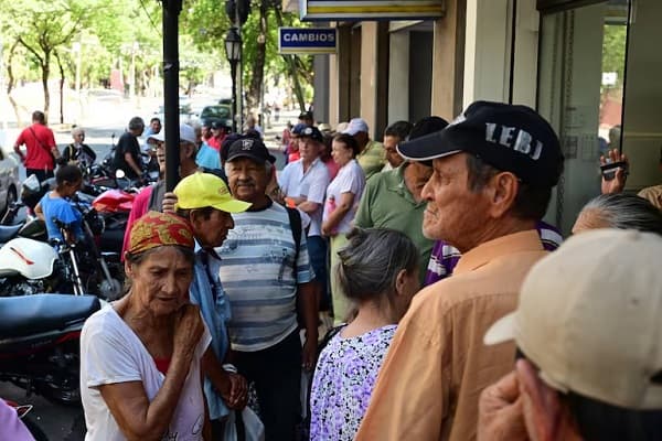 Adultos mayores esperan horas para cobrar pensiones y se van con las manos vacías