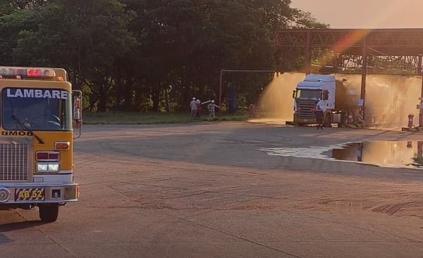 Bomberos controlan fuga de gases en camiones cisterna en Lambaré