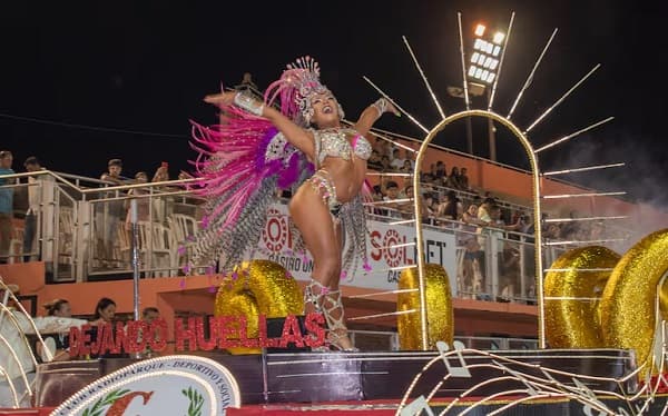 Encarnación inaugura su carnaval 2025 con espectáculo masivo