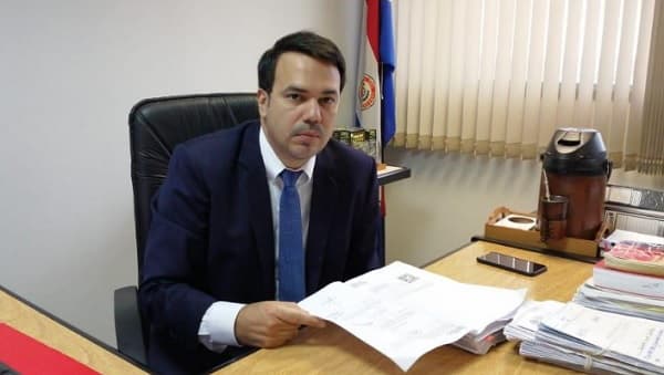 Juez advierte que no vacunar a niños es delito