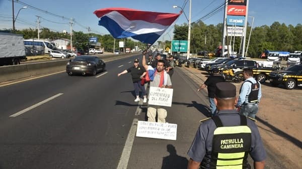 Transportistas inician protestas contra aumentos en peaje y patentes