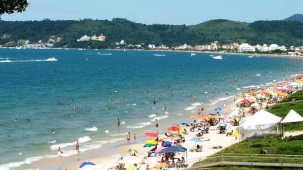 Alerta sanitaria: 45 playas contaminadas en Brasil este verano