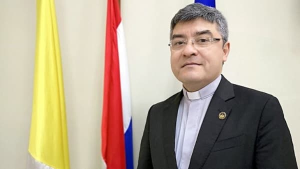 Católica remueve a Velázquez pero mantiene su estructura de poder