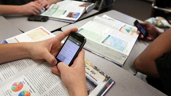 Proponen regular el uso de celulares en escuelas desde el 2026: buscan frenar distracciones y cuidar la salud mental