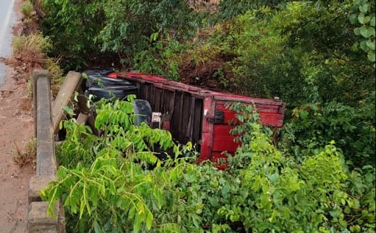 Camión cae de un puente en Ypané y deja dos heridos