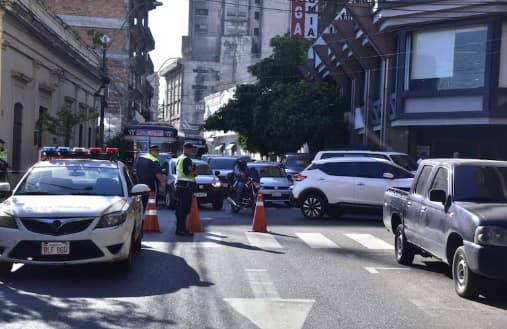 Caos vehicular en el centro capitalino por cierre en hora pico