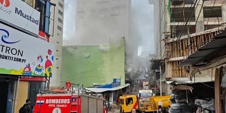 Voraz incendio consume un edificio comercial en Ciudad del Este; no hay heridos