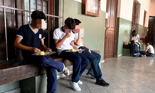 Alumnos del Colegio Presidente Franco almuerzan en el piso por falta de mobiliario