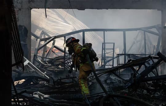 Incendio en depósito deportivo controlado al 80% en Fernando de la Mora