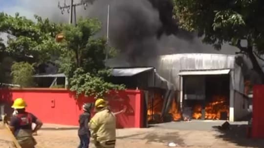 Grave incendio destruye depósito comercial en Fernando de la Mora