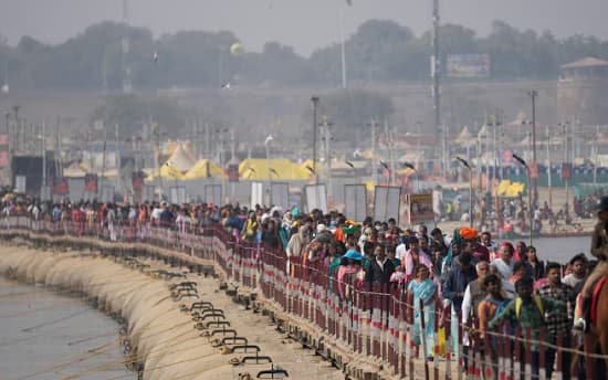 Festival hindú Kumbh Mela genera caos vial de 200 km en India