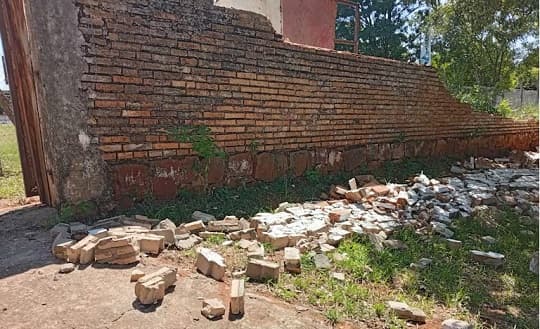 Helicóptero de Alliana derriba muralla del Club Independencia