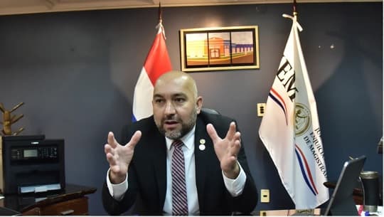 Aprueban sesión extra para tratar renuncia de Orlando Arévalo