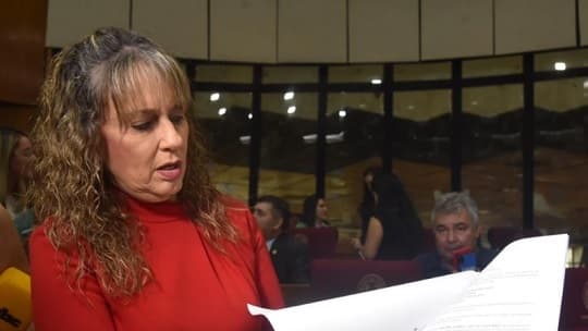 Diputados inician colecta de firmas para expulsar a Arévalo