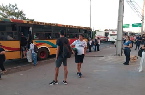 Crisis del transporte público obliga a madrugar tres horas antes