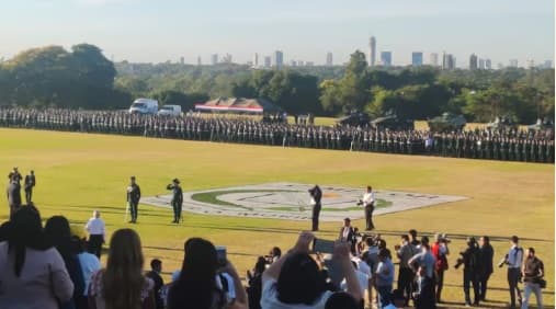 Peña llega tarde en helicóptero a ceremonia militar en Loma Pytã