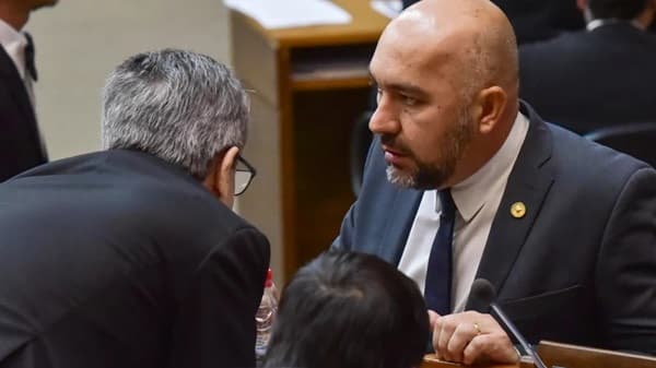 Crisis política: Arévalo reevalúa renuncia ante vacío fiscal