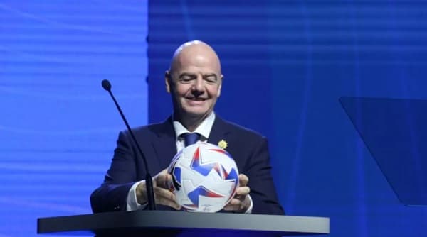 Infantino sugiere reincorporar a Rusia al fútbol europeo