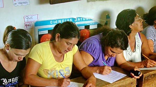 Madres rurales transforman vidas a través de alfabetización