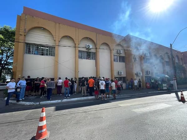 Carolina González llega con guardias y hurreros a la Municipalidad de Lambaré