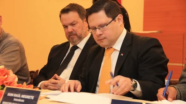 Chats revelan presión política contra Óscar Orué