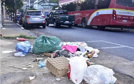 Tras festejo albirrojo, Asunción amanece cubierta de basura
