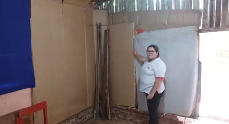 Escuela improvisa cocina con cartones para el almuerzo escolar