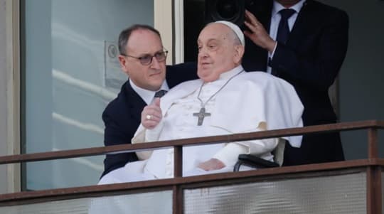 Papa Francisco salió del hospital, bendijo a fieles y volvió al Vaticano