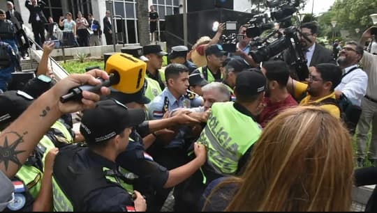 Policía bloquea con violencia manifestación por caso Rodrigo Quintana