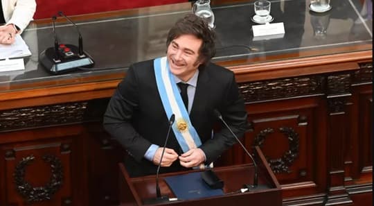 Milei propone cobrar servicios a extranjeros y deportar delincuentes