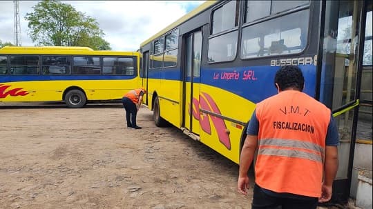 VMT sanciona a Línea 220 tras accidente con puerta suelta