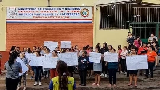 Padres protestan por falta de kits escolares en Ñemby