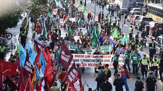 Campesinos inician histórica marcha por las calles de Asunción