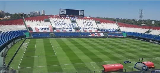 Hinchas albirrojos preparan mosaico épico para recibir a la Albirroja esta noche