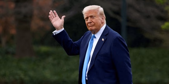 Trump aprueba plan de ataque a Irán, pero lo retrasa