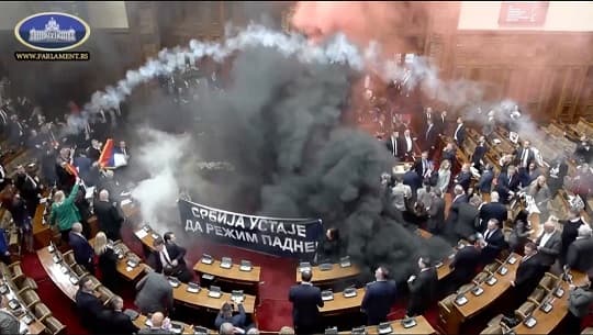 Caos en el Parlamento serbio: violencia y bengalas en sesión