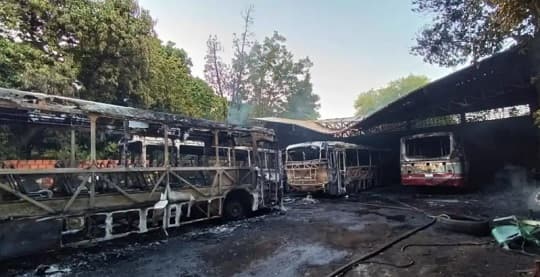 Cinco buses arden en Tobatí y daños superan G. 400 millones