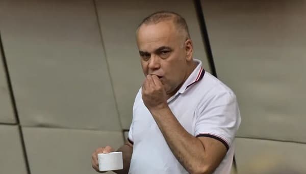 ¿Seguirán los privilegios? Senadores postergan recorte