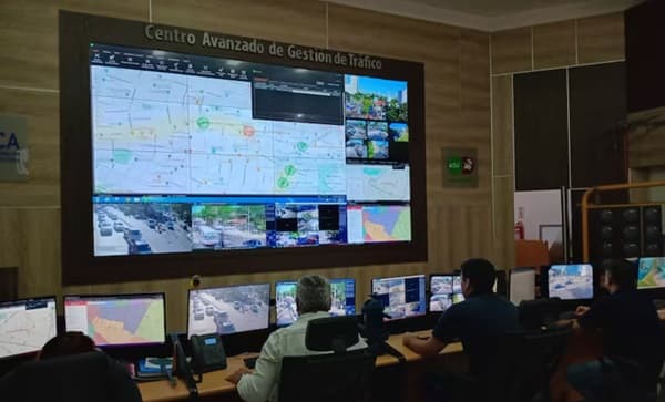 Centro Semafórico de Asunción opera con 500 cámaras del 911