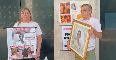 Juez acalla a padres de Sol Chávez con polémica medida judicial