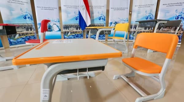 Alliana alaba pupitres chinos pese a nexos con el proveedor