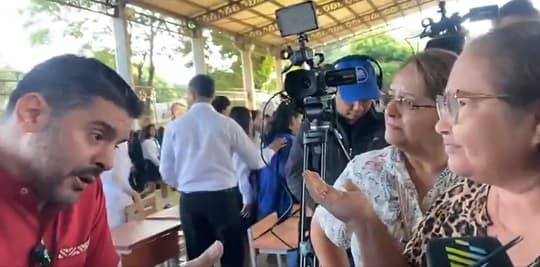 Madres escrachan a Nenecho en acto: “Te aplauden por 20 mesitas miserables”