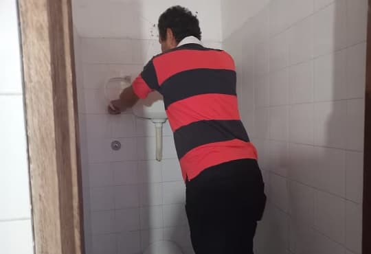 Padres arreglan baños de escuela ante falta de respuesta estatal