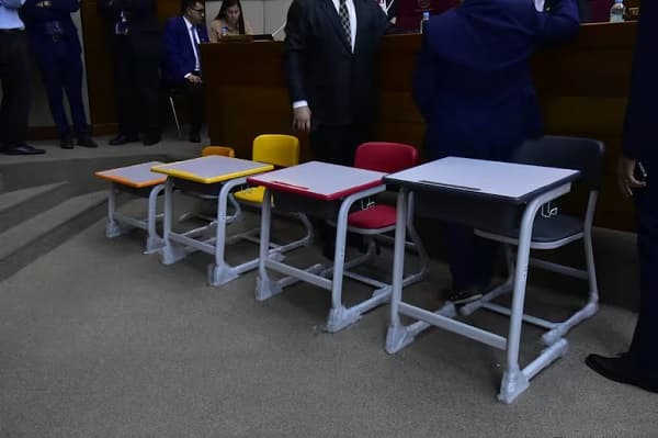 Peña admite participación en compra de pupitres chinos