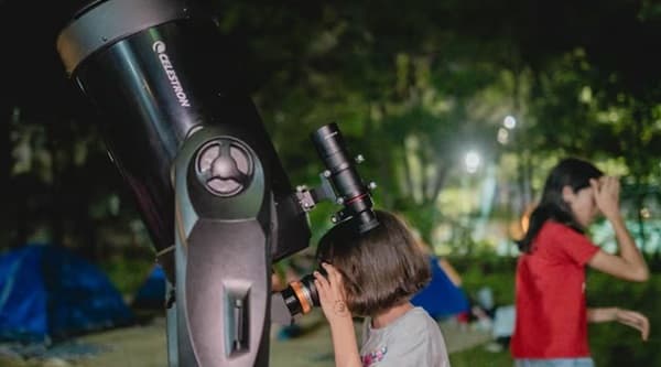 Eclipse lunar cautiva a cientos en la Costanera asuncena