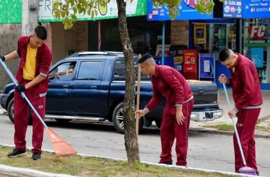 Escándalo en Pilar: aspirantes policiales fueron utilizados como personal de limpieza municipal