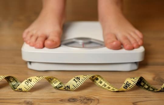 Alertan sobre riesgos del uso libre de fármacos para bajar peso